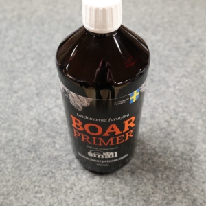 Smäll Boar Primer 1L Furutjära