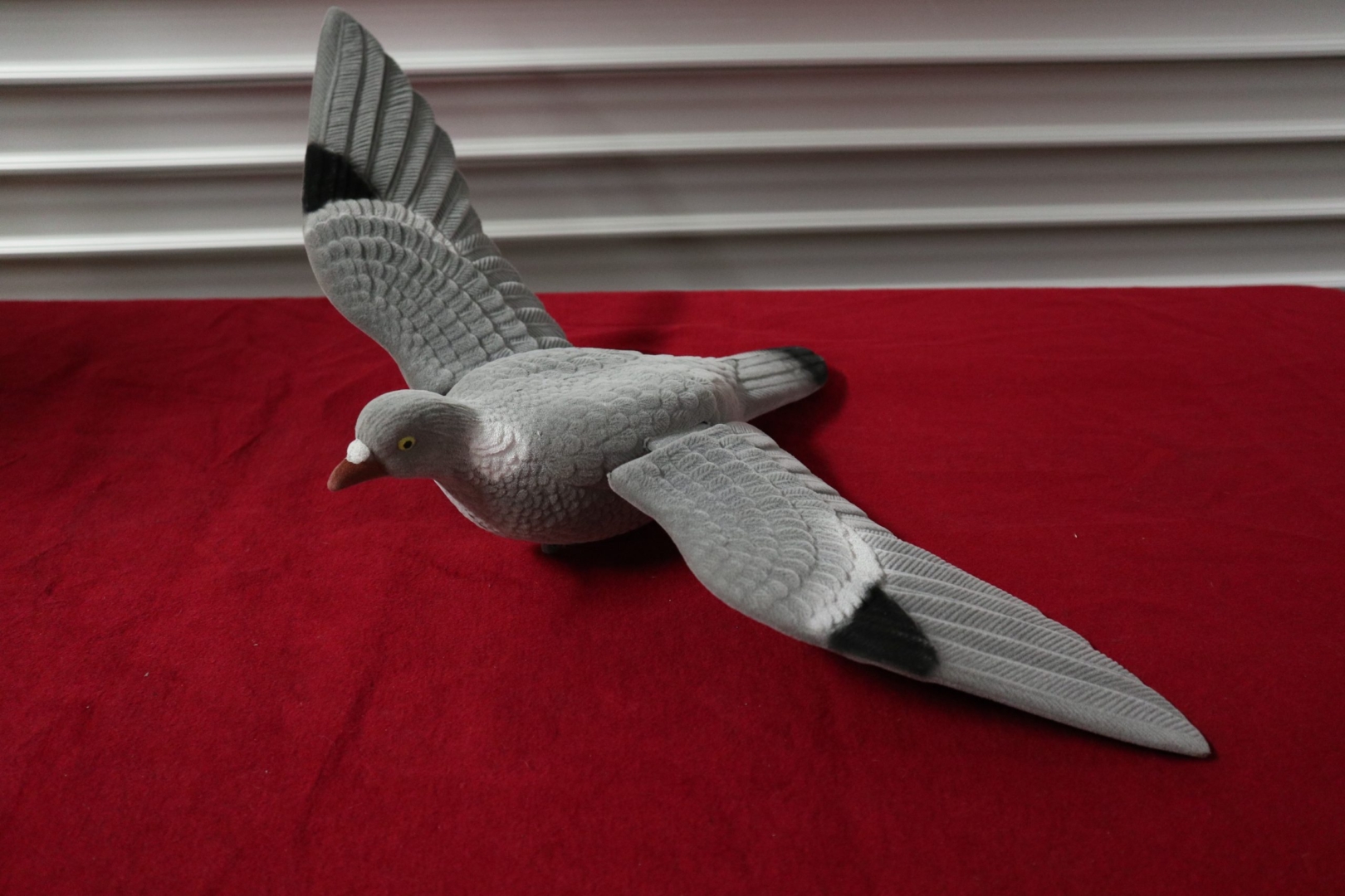 Duva Hel sammet med lösa vingar