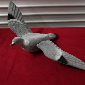 Duva Hel sammet med lösa vingar