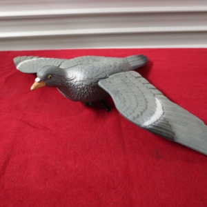 Duva Hel plast med lösa vingar