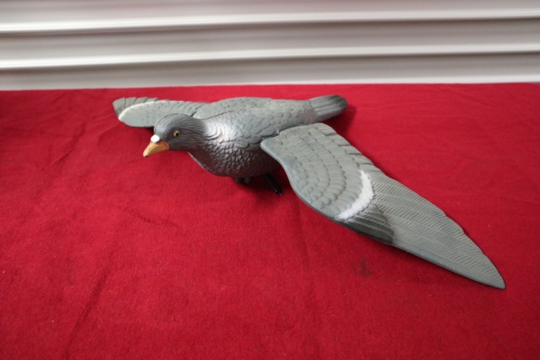 Duva Hel plast med lösa vingar