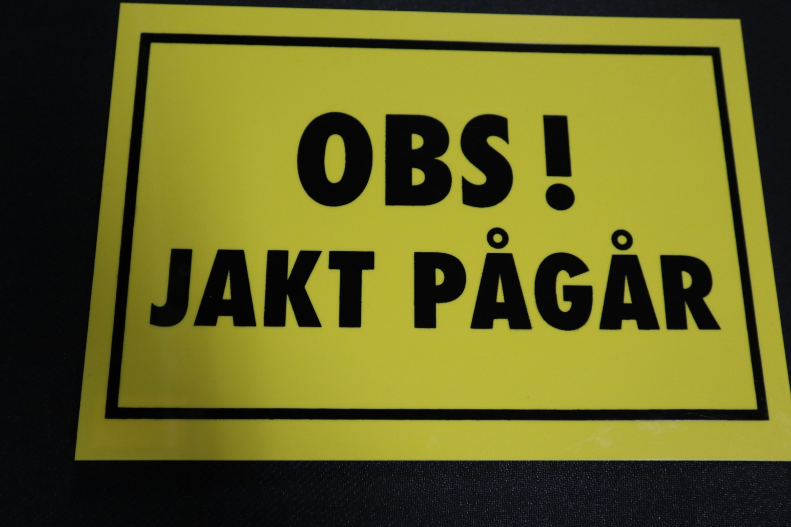 Skylt, OBS! jakt pågår